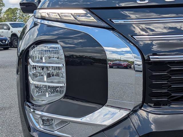 Used 2025 Black Diamond Mitsubishi SE image 10