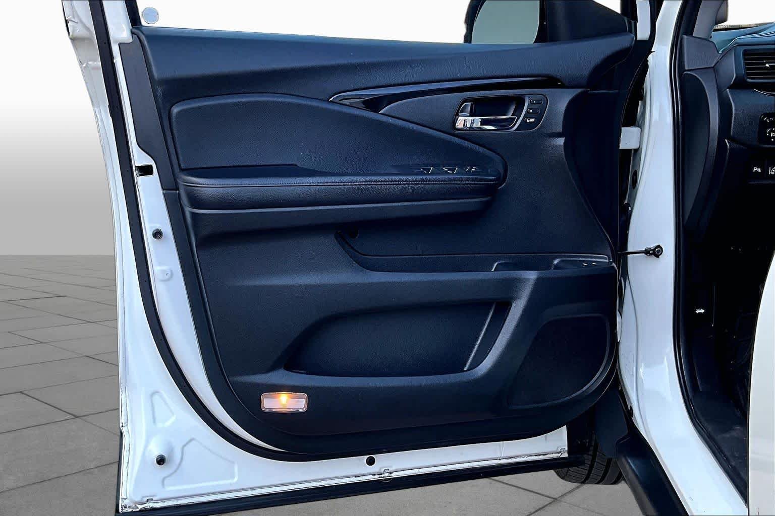 Used 2018 White Diamond Pearl Honda Touring image 22