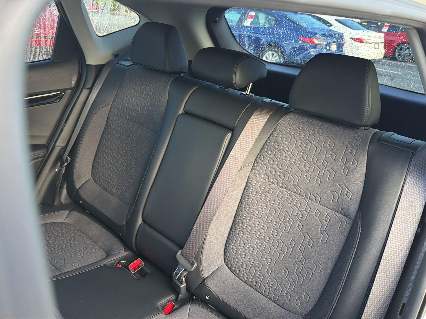 Used 2024 Snow White Pearl Kia S image 30