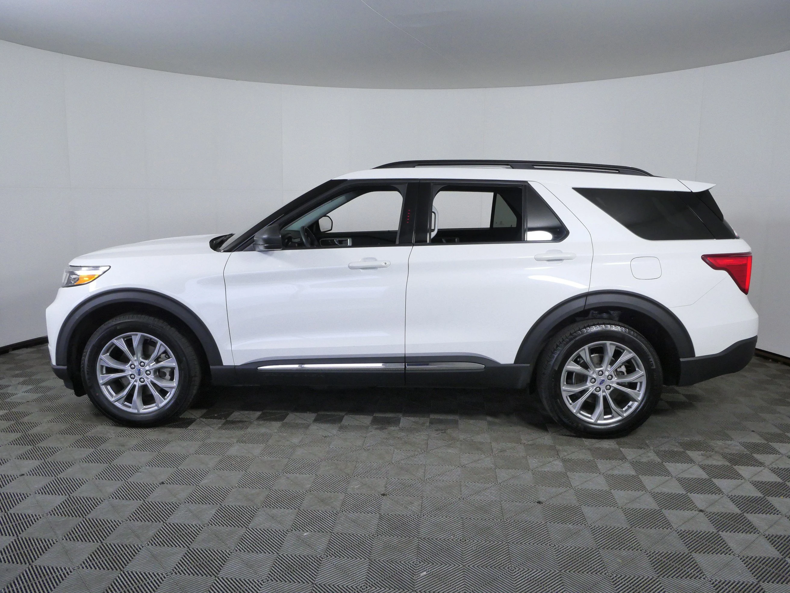 Certified Used 2024 White Metallic Ford XLT image 6