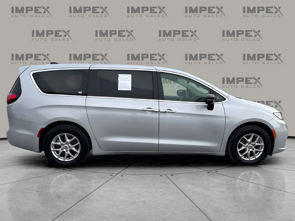 Used 2024 Silver Chrysler Touring L image 6