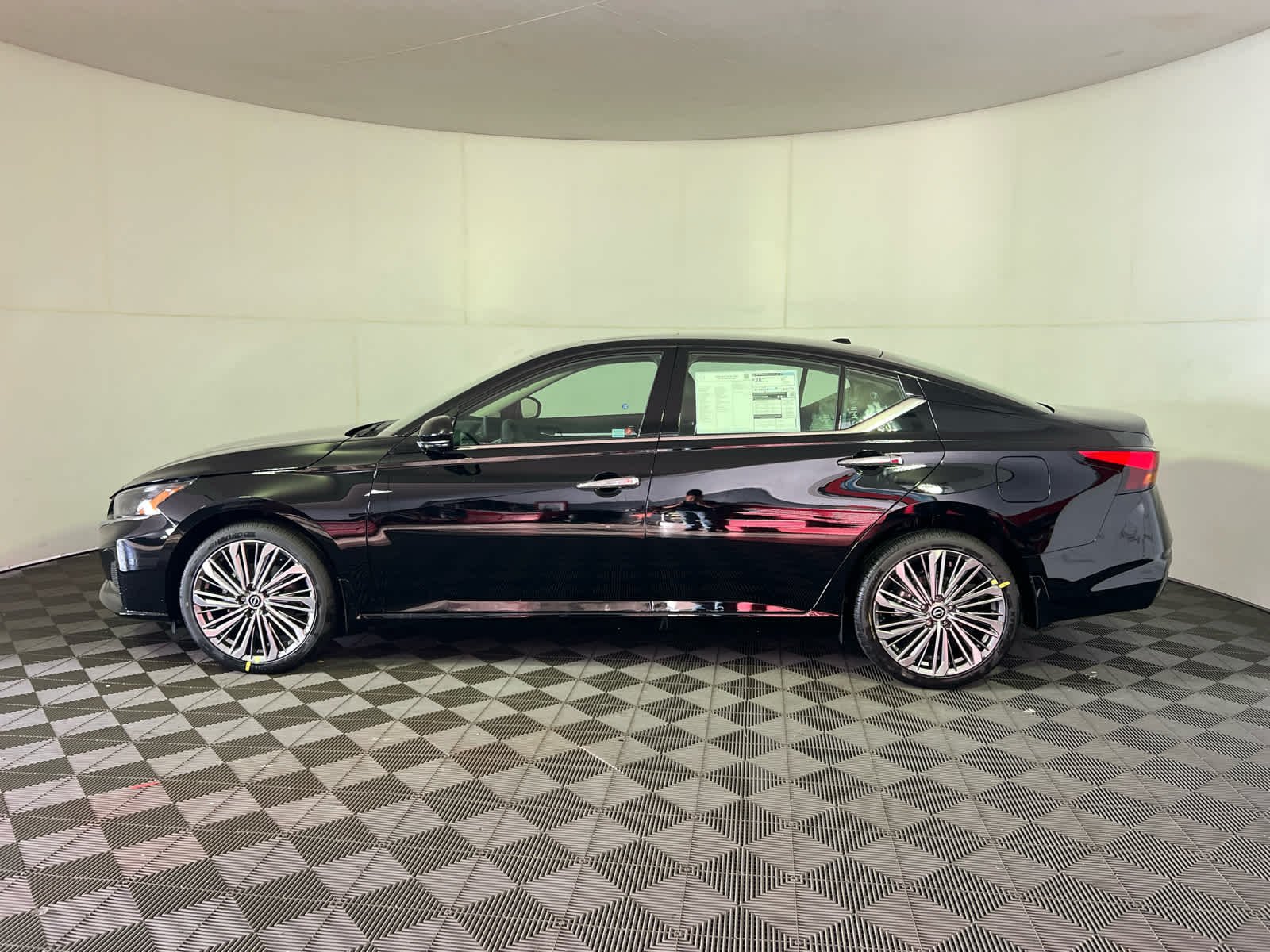 2025 Nissan Altima SL - Photo 4