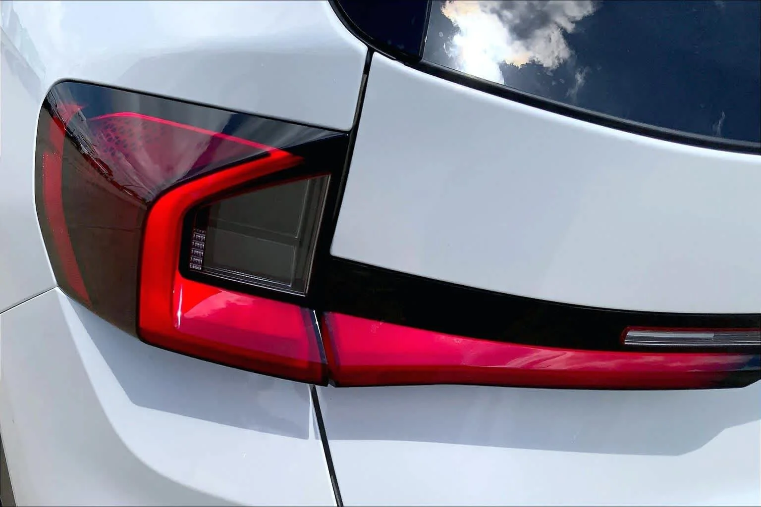 New 2026 Mineral White Metallic BMW xDrive28i image 14