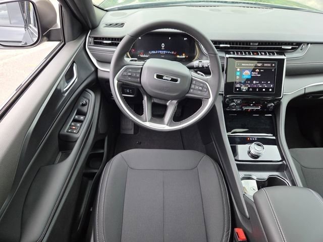 New 2026 Diamond Black Crystal Pearl-Coat Exterior Paint Jeep Laredo image 4
