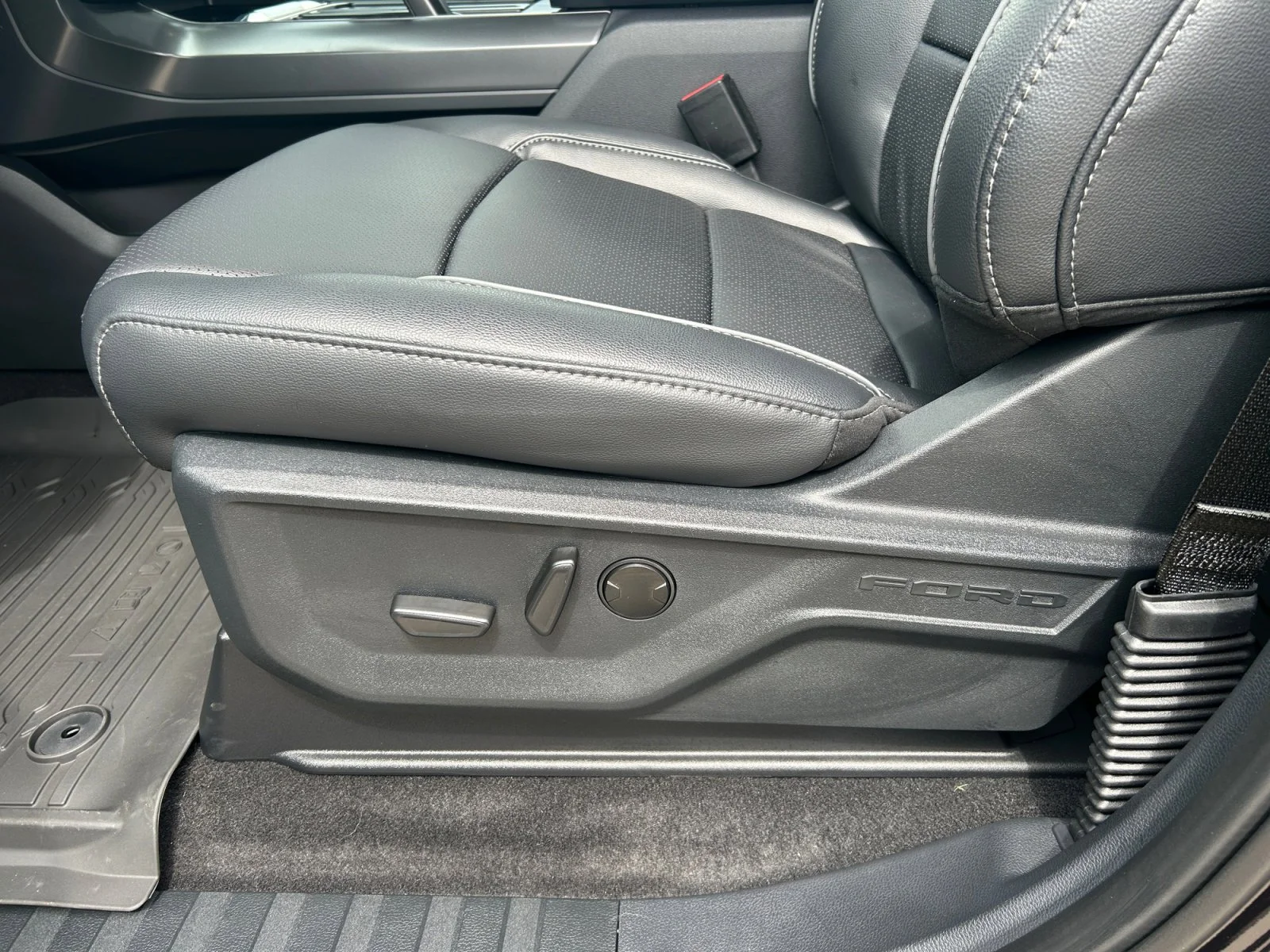 New 2026 Agate Black Metallic Ford Lariat image 15