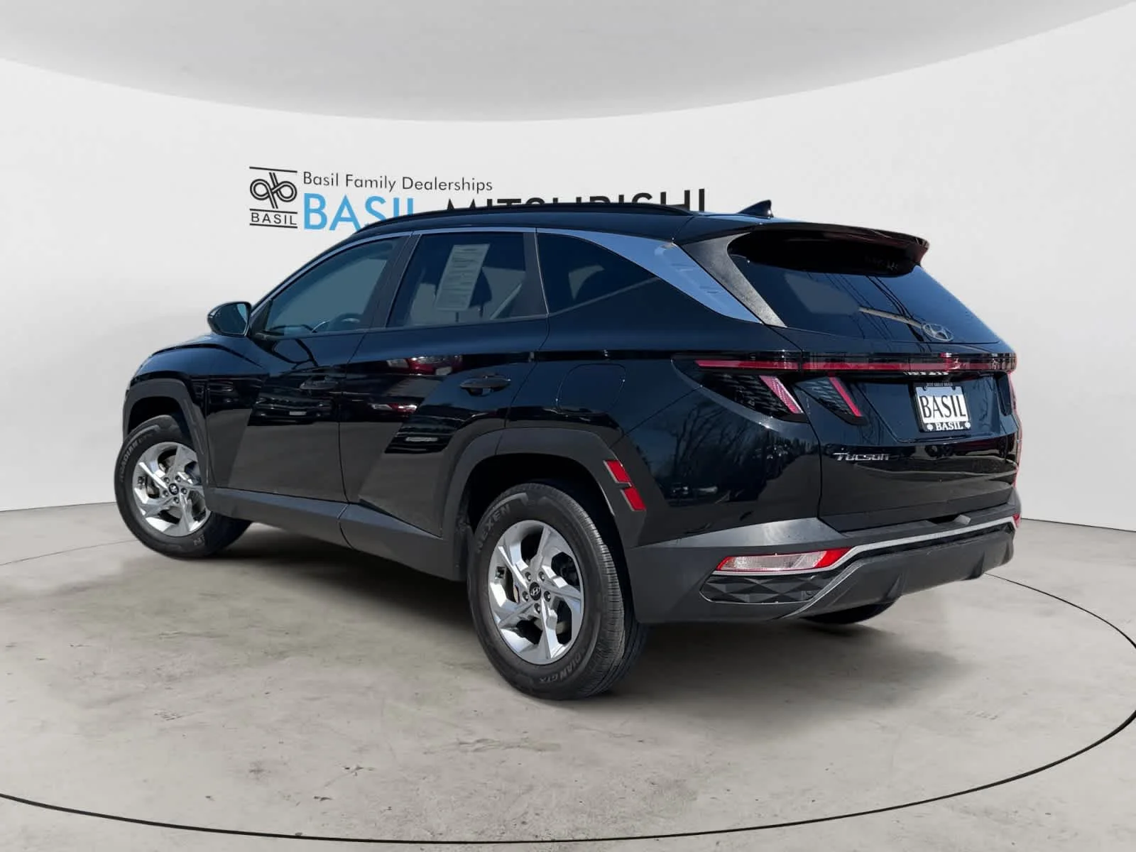 Used 2023 Phantom Black Hyundai SEL image 4