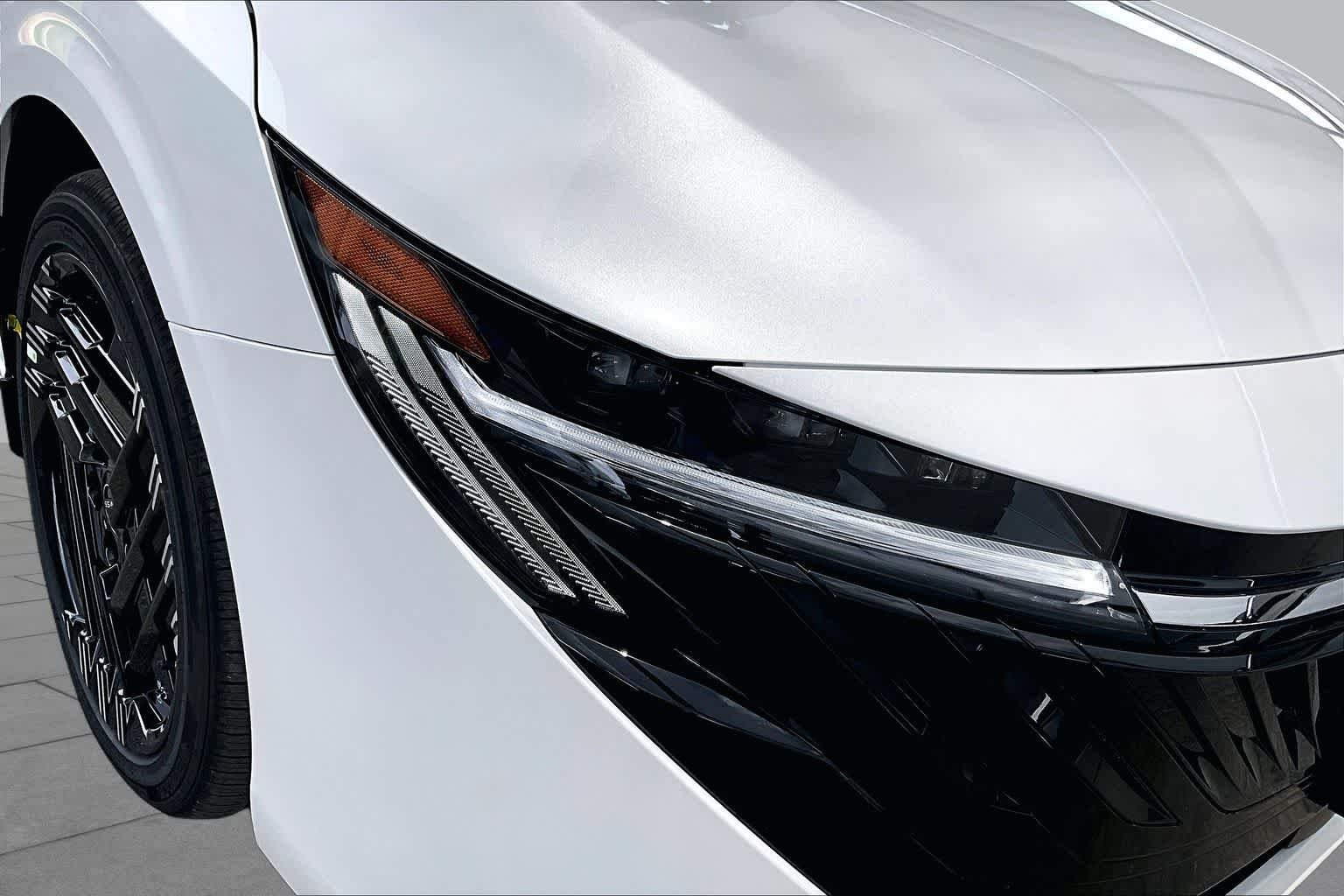 New 2026 Aspen White Tricoat/Super Black Nissan SR image 18