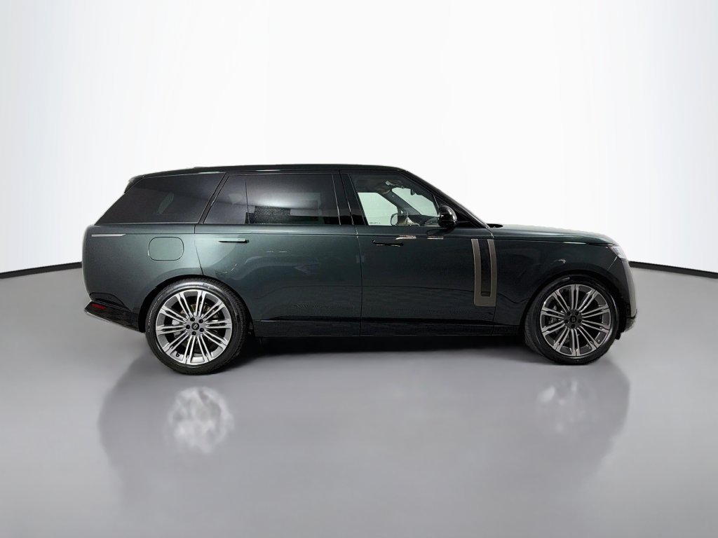 New 2027 Belgravia Green Land Rover SE image 4