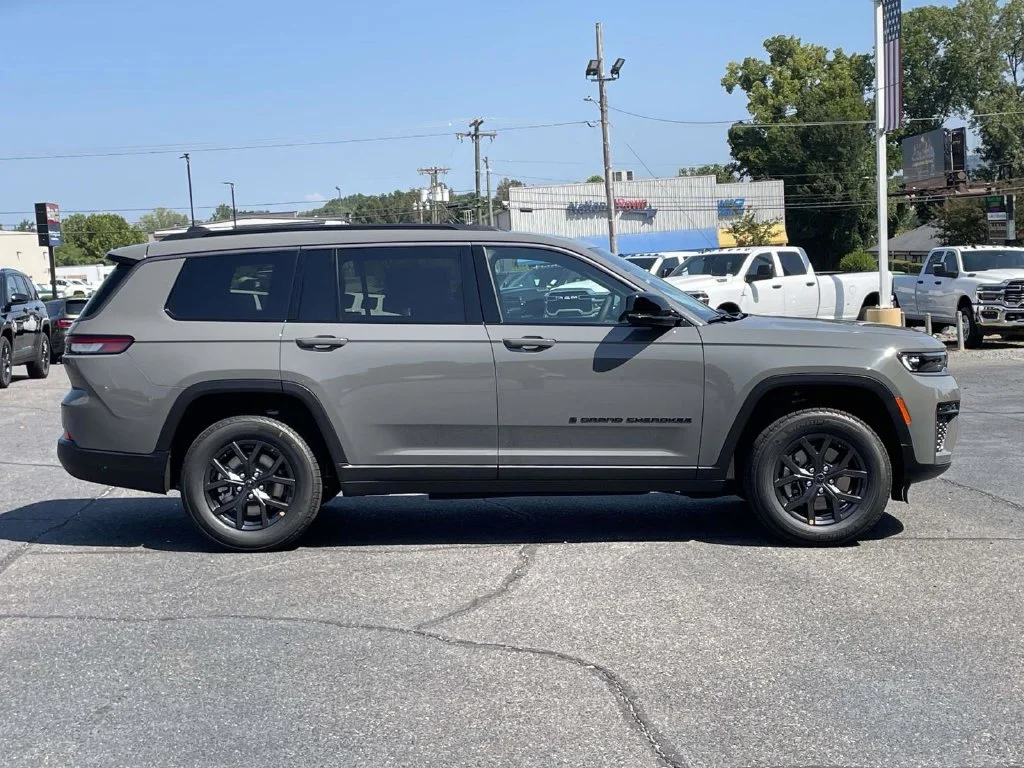 New 2027 Sting-Gray Clear-Coat Paint Jeep Laredo Altitude image 9