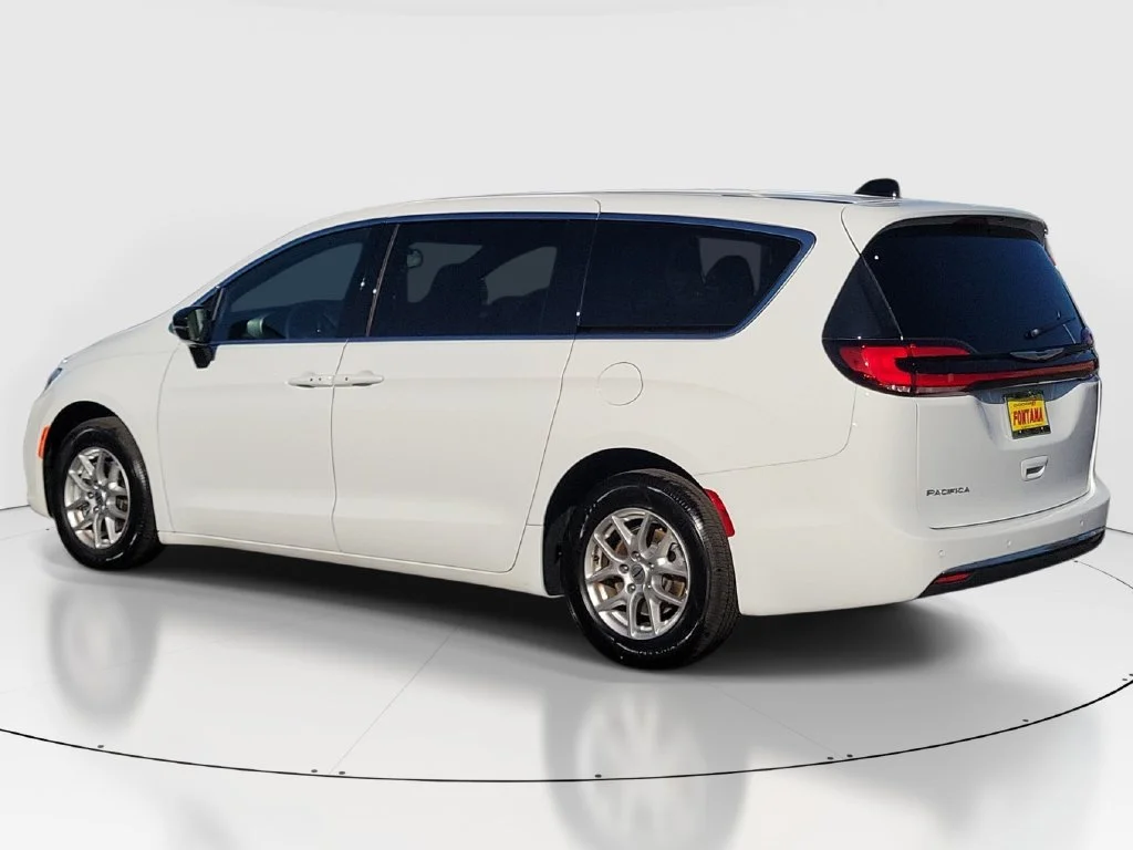 Used 2025 White Chrysler Select image 3