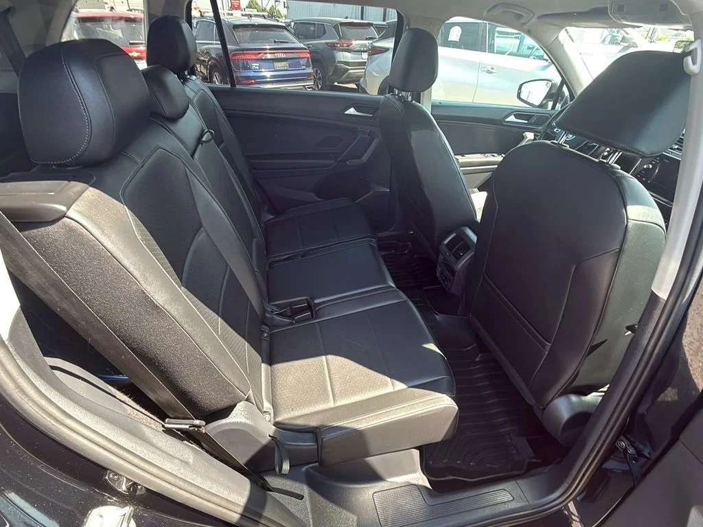 Used 2019 Deep Black Pearl Volkswagen SE image 24