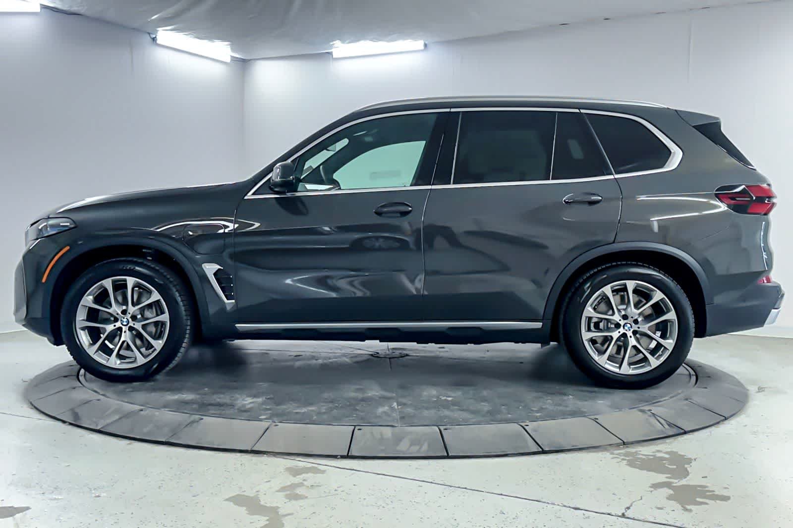 New 2026 Dravit Grey Metallic BMW xDrive50e image 5