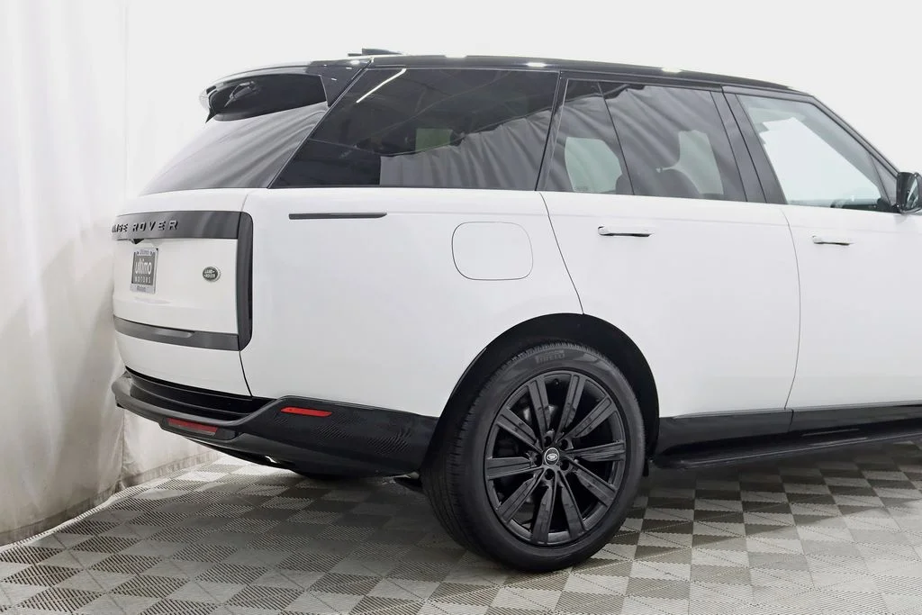 Used 2023 White Land Rover SE image 9