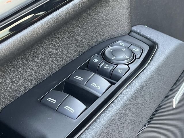 Used 2025 White GMC AT4 image 27