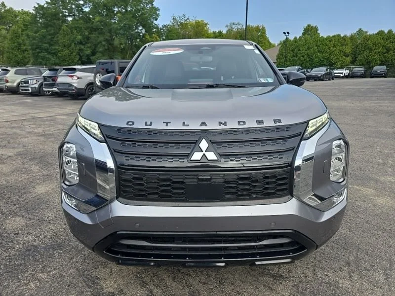 Used 2022  Mitsubishi SE image 2