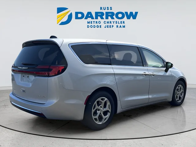 Used 2024 Silver Chrysler Limited image 5