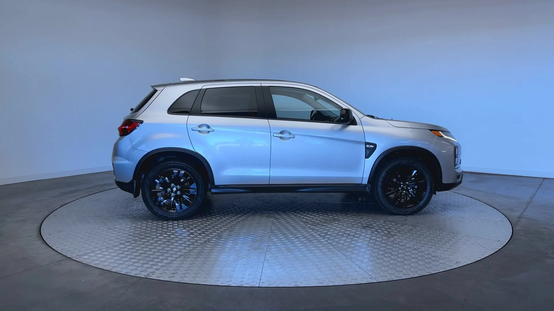 New 2026 Alloy Silver Metallic Mitsubishi LE image 9