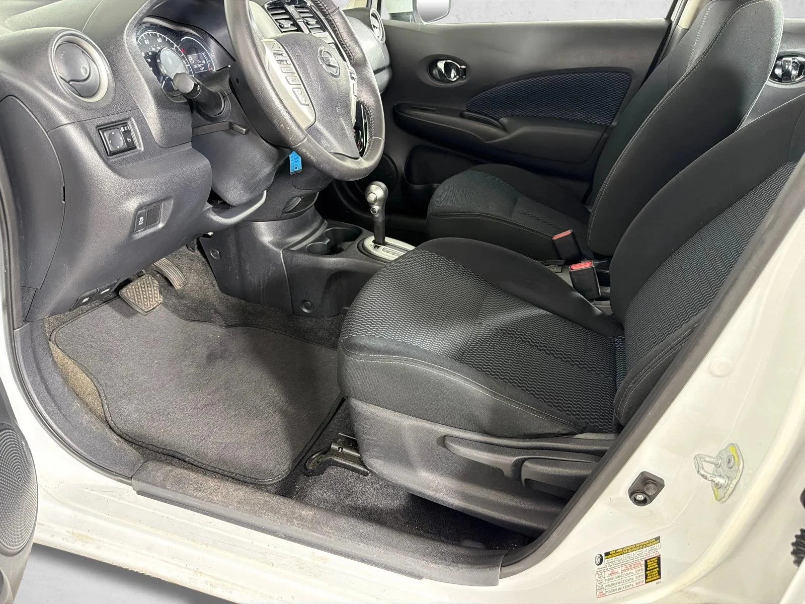 Used 2016 Whtie Nissan S image 9