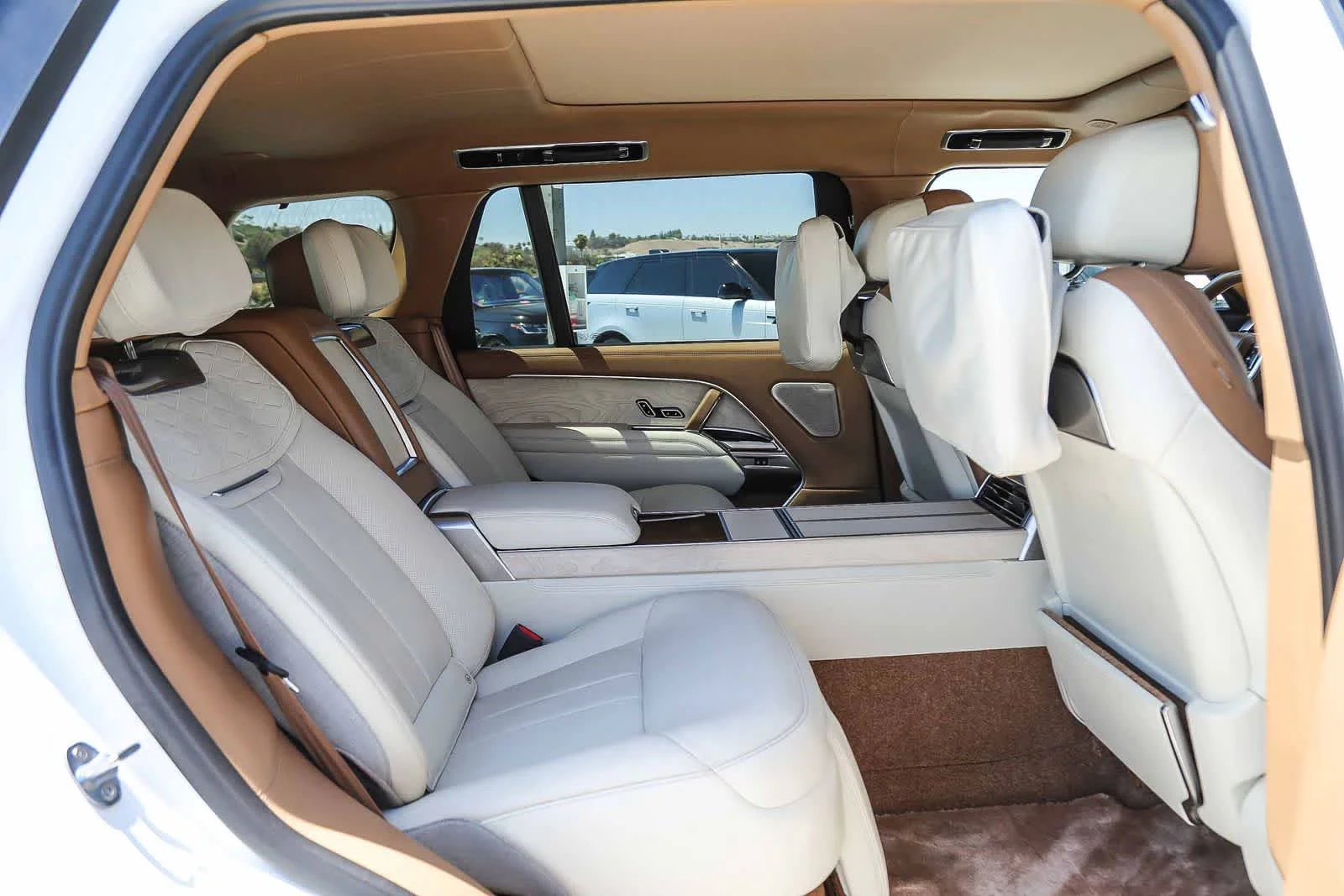 Used 2023 White Land Rover SV image 17