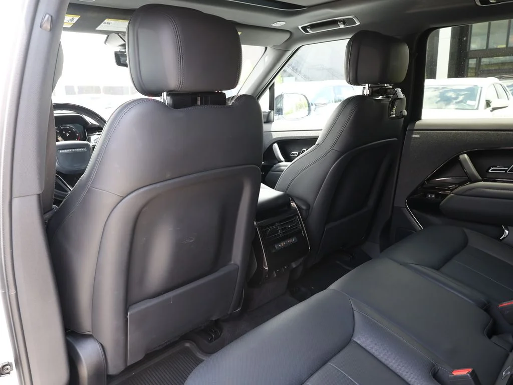 Used 2023 White Land Rover SE Dynamic image 19
