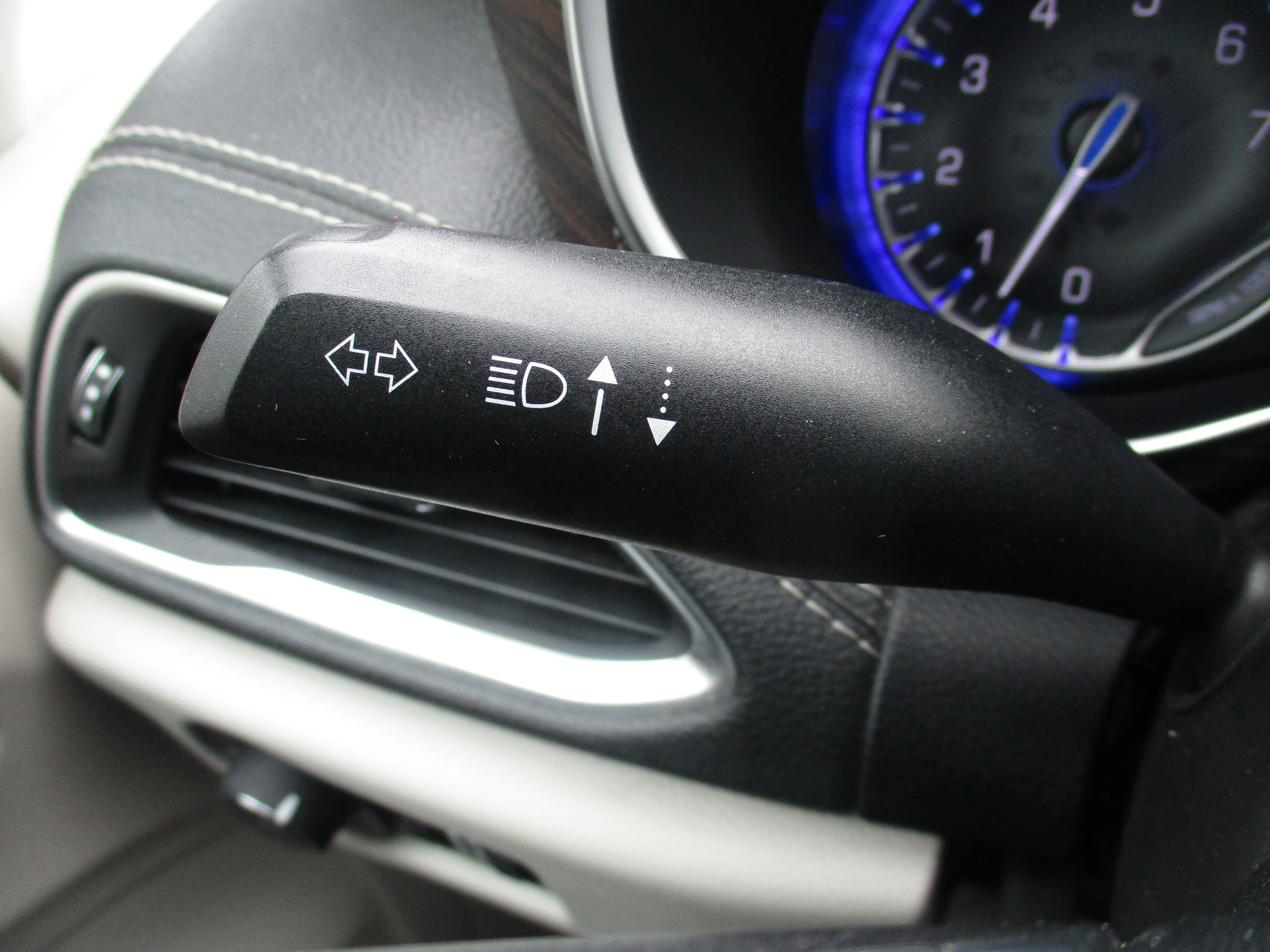 Used 2022 Brilliant Black Crystal Pearlcoat Chrysler Limited image 39