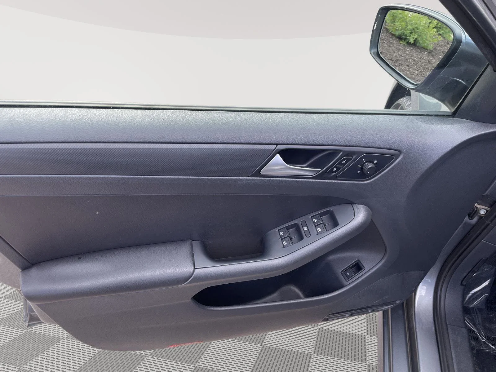 Used 2014 Platinum Gray Metallic Volkswagen SE image 19