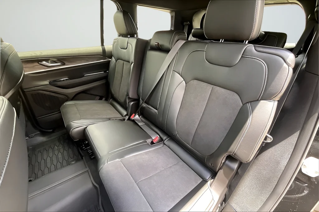 New 2026 Diamond Black Crystal Pearlcoat Jeep Altitude image 22