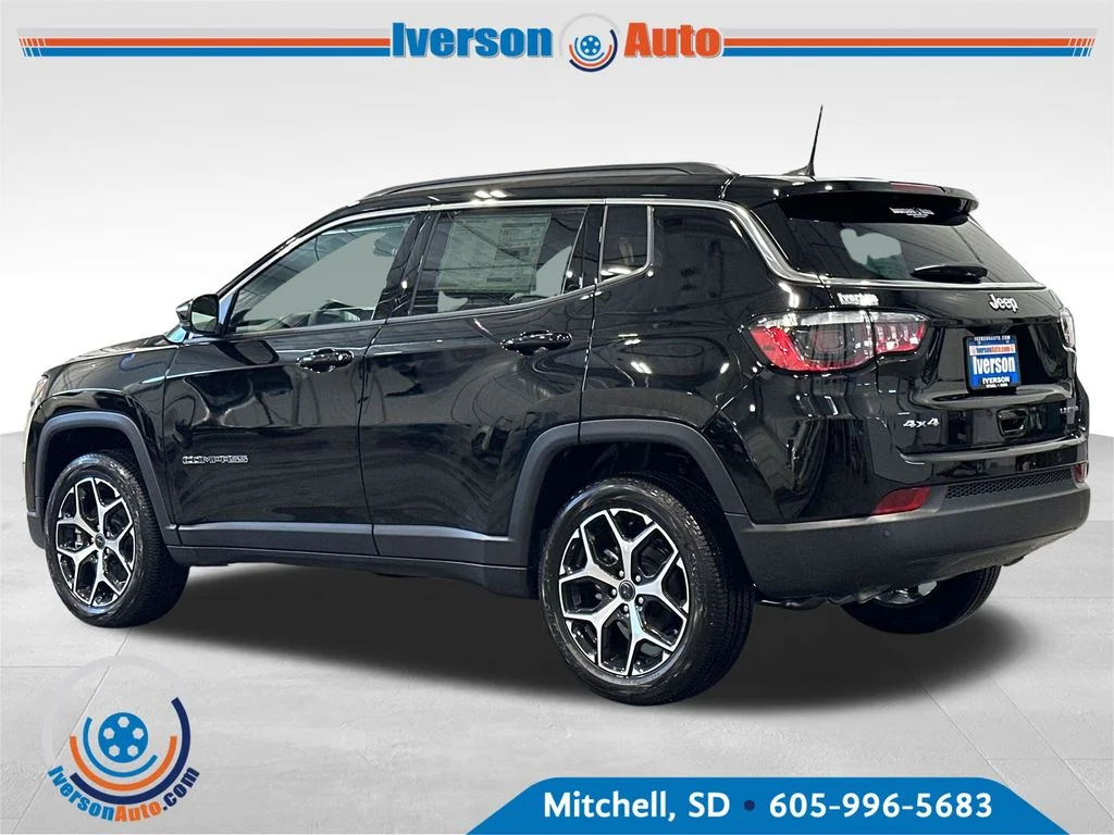 New 2026 Diamond Black Crystal Pearl-Coat Exterior Paint Jeep Limited image 5