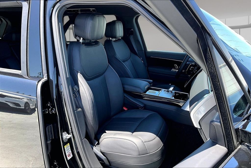 New 2026 Santorini Black LAND ROVER SE 7 Seats image 12