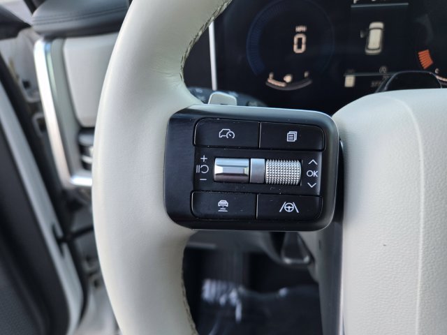 Used 2025 White Hyundai SEL image 19