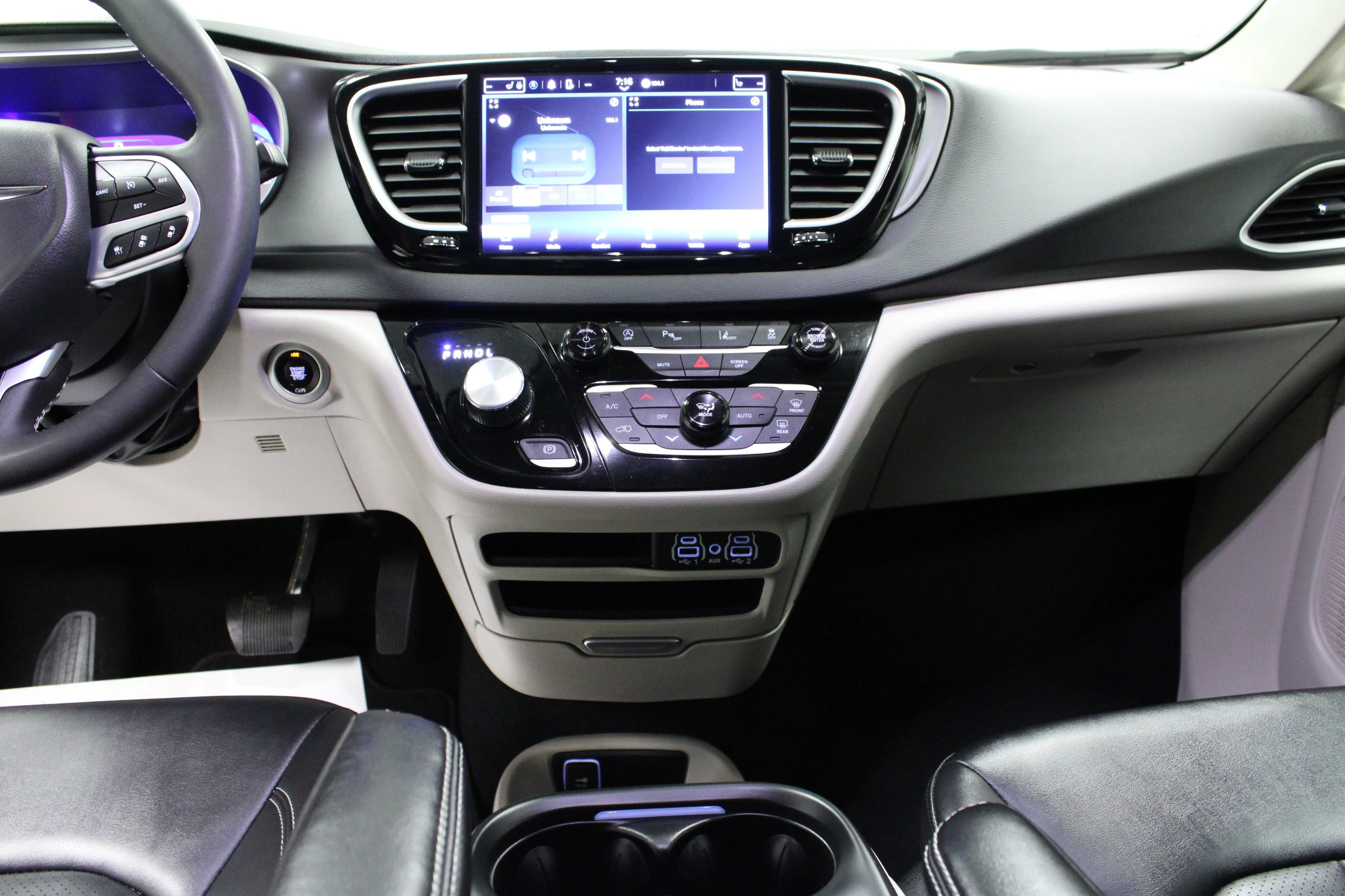 Used 2024 Silver Mist Clearcoat Chrysler Touring L image 19