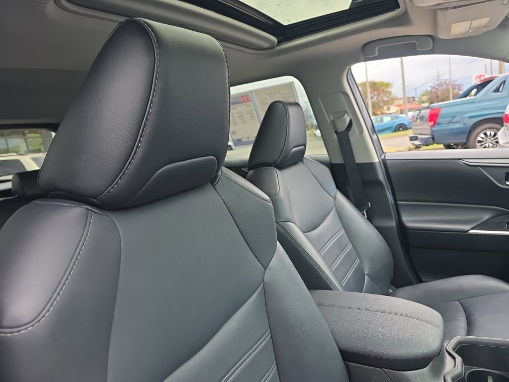 Used 2022  Toyota XLE Premium image 11