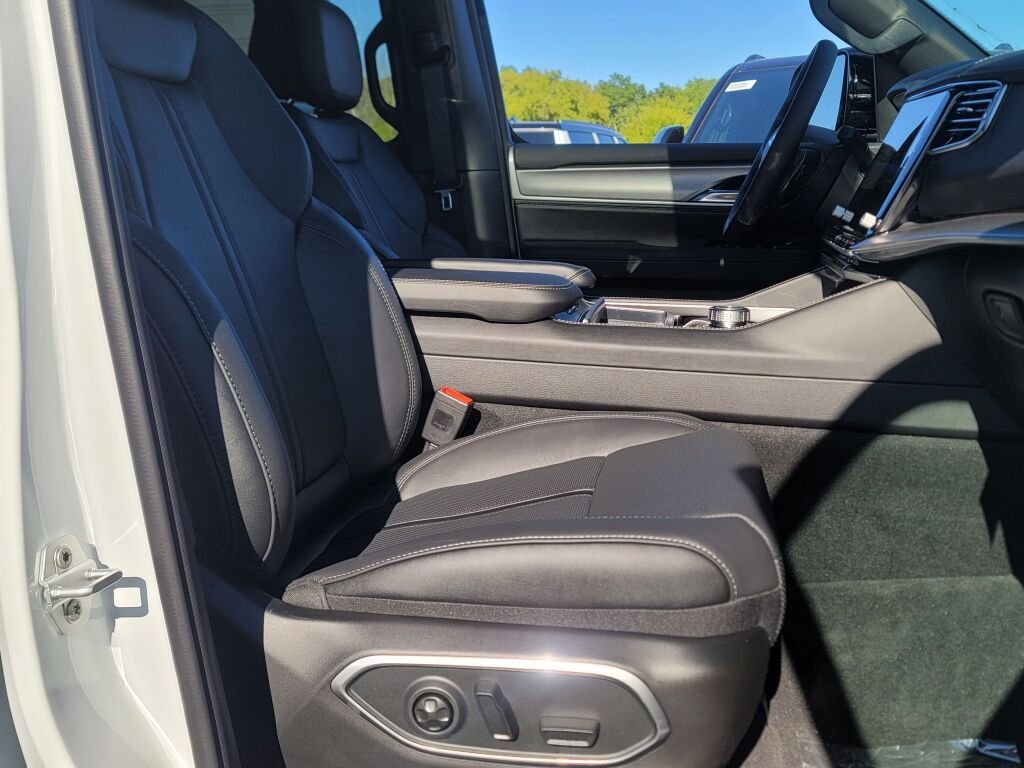 New 2026 Bright White Clear-Coat Exterior Paint Jeep Limited Reserve image 5
