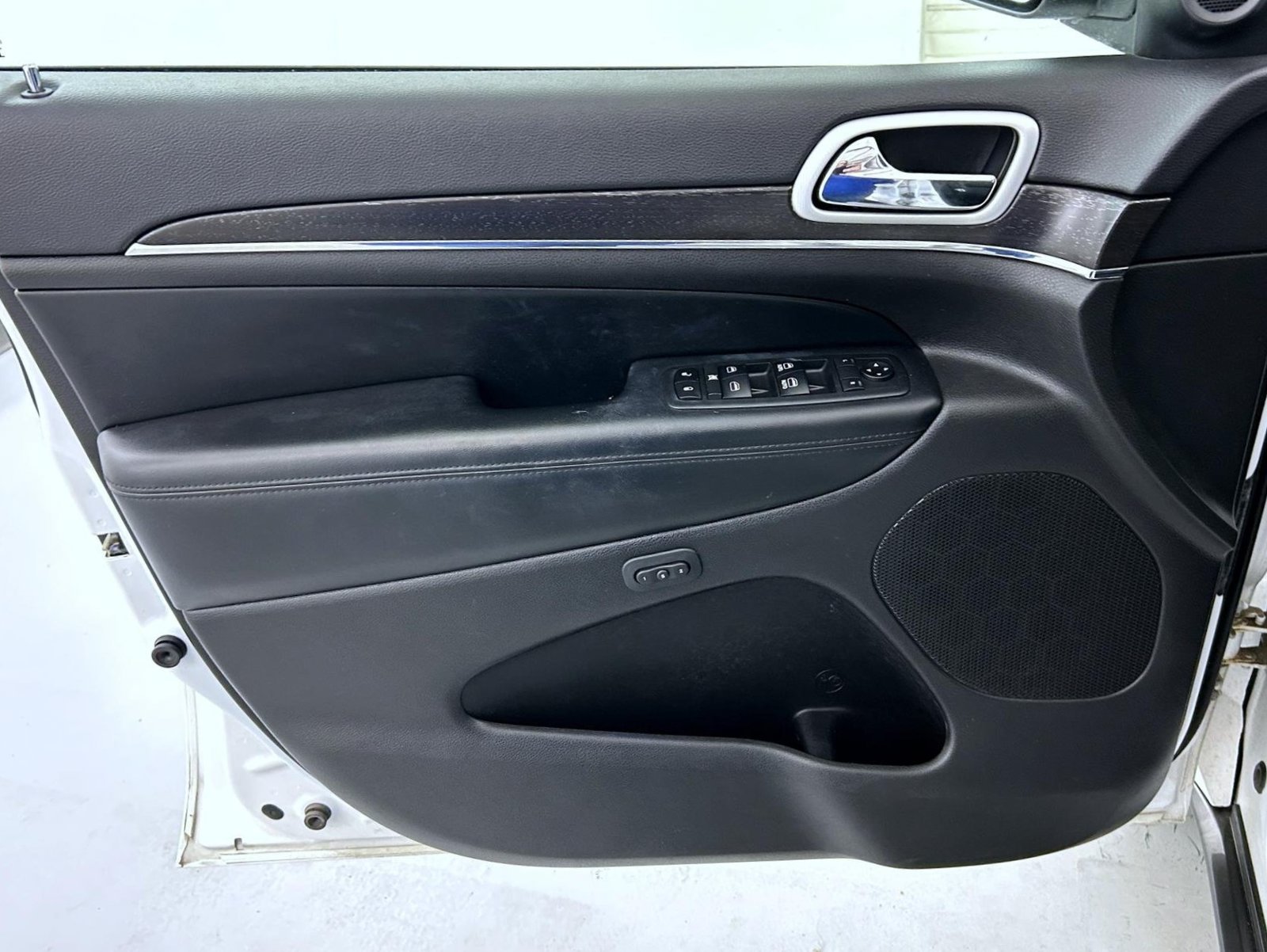 Used 2018 White Jeep Limited image 9