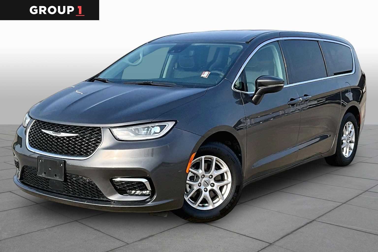 2023 Chrysler Pacifica Touring L's photo