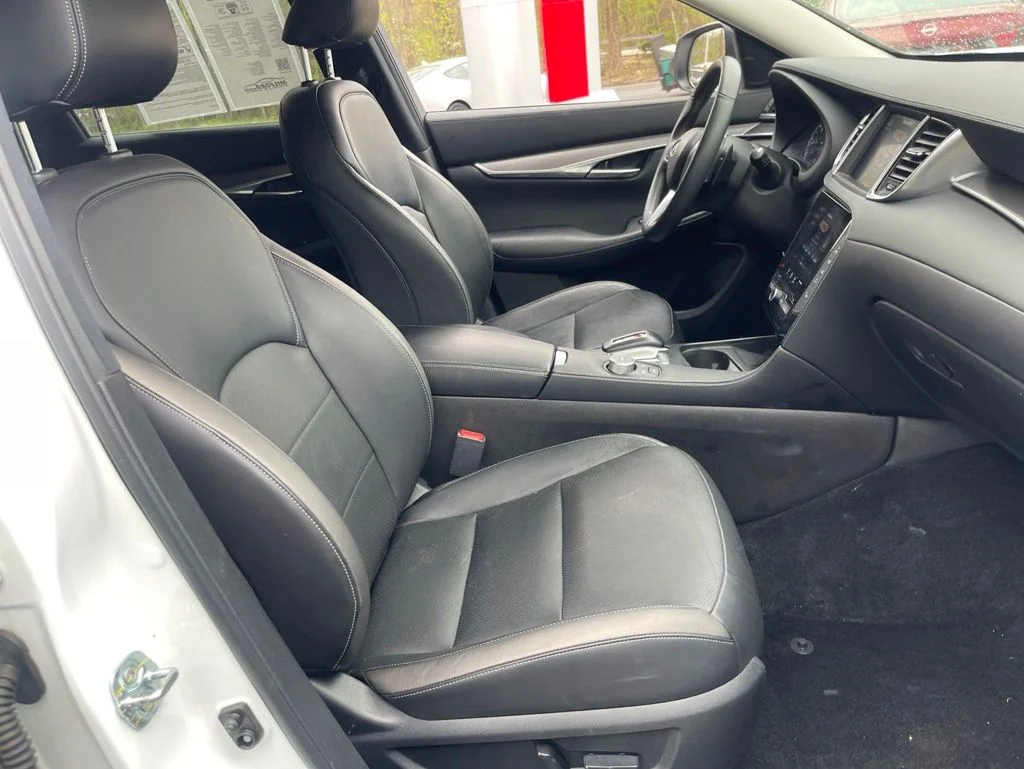 Used 2023 White INFINITI LUXE image 14