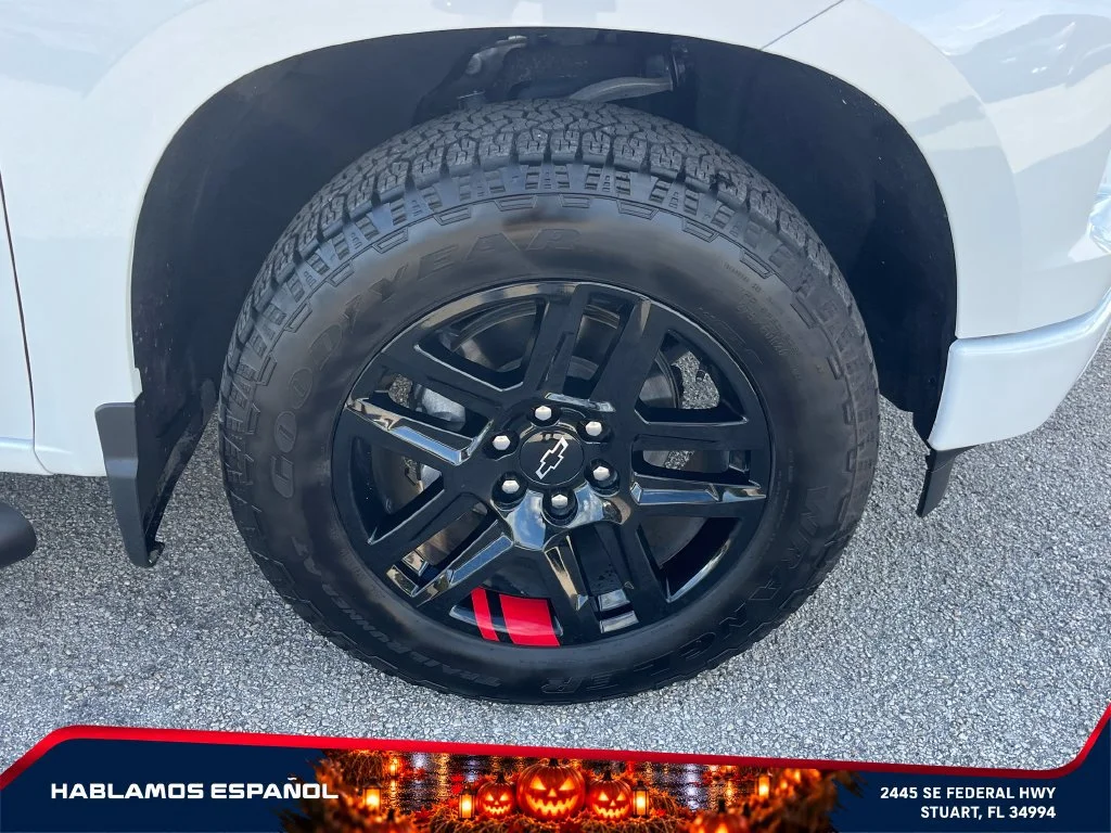 Used 2025 Summit White Chevrolet RST image 21