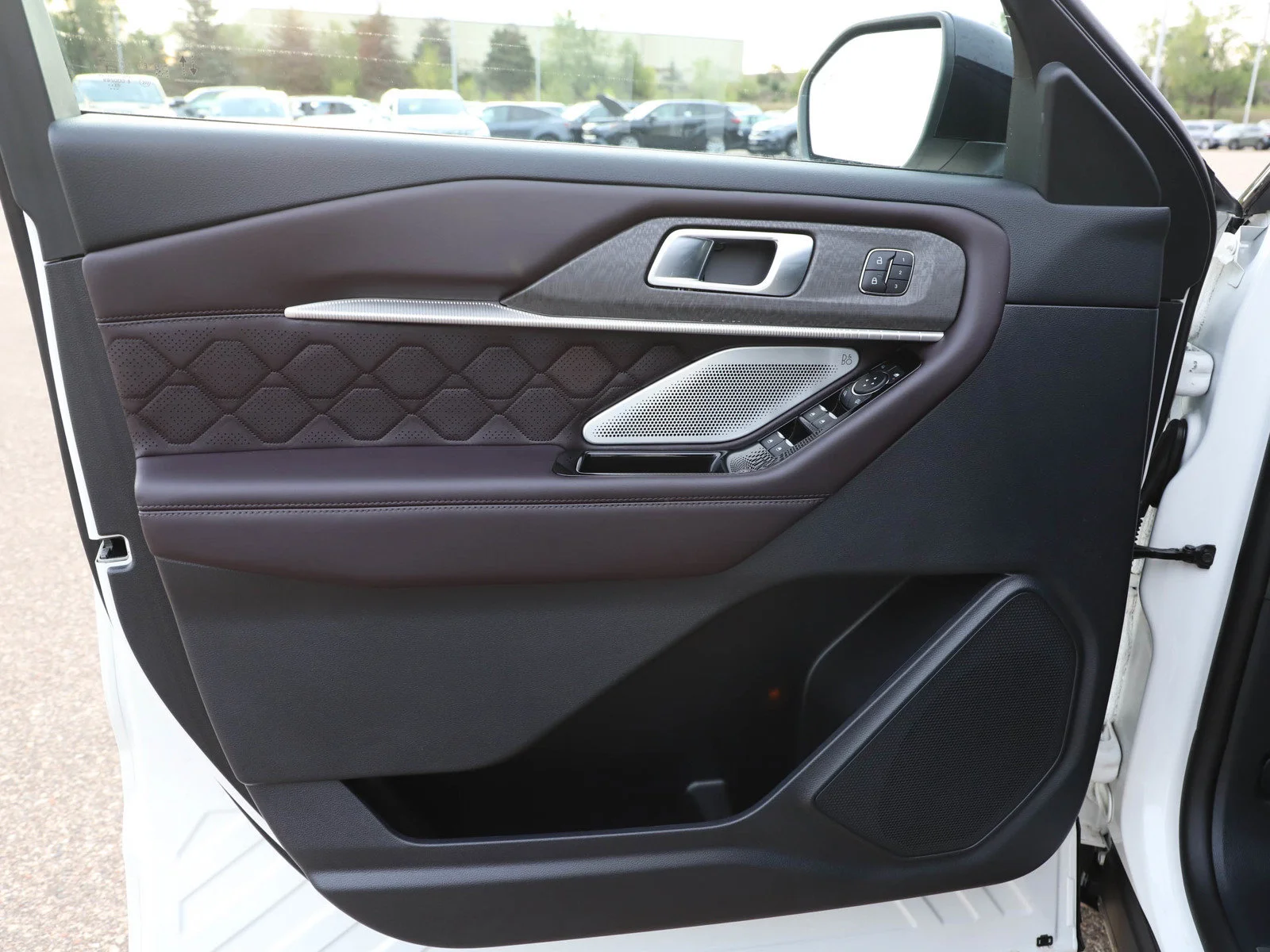Used 2025 White Metallic Ford Platinum image 22