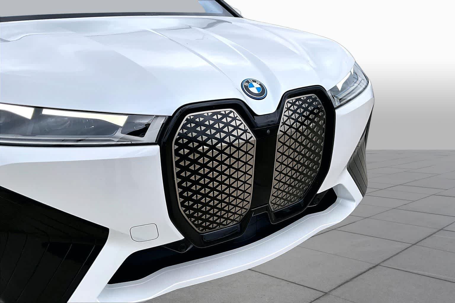 Used 2024 Mineral White Metallic BMW xDrive50 image 29
