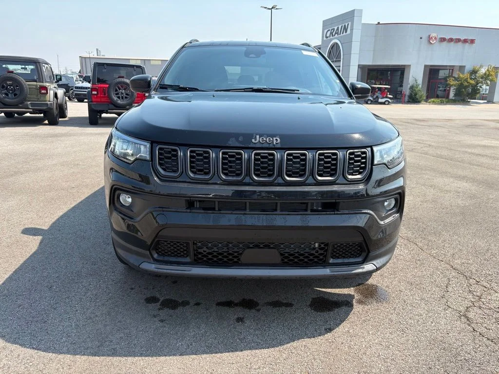 New 2026 Diamond Black Crystal Pearl-Coat Exterior Paint Jeep Latitude image 2