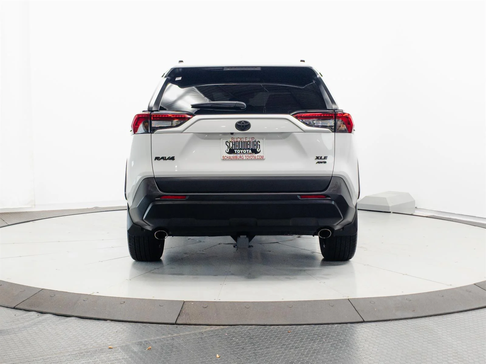 Used 2020 White Toyota XLE Premium image 10