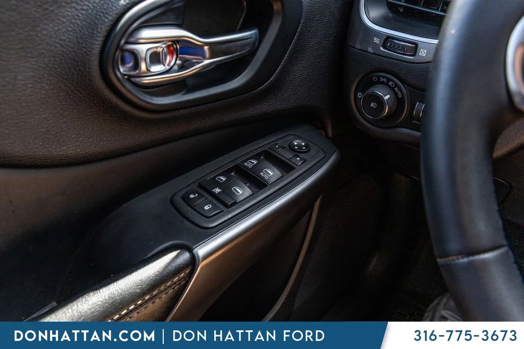 Certified Used 2022 Gray Jeep Latitude Lux image 11