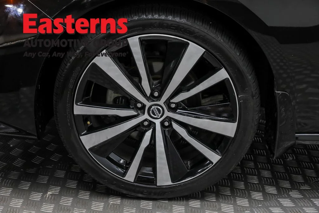 Used 2020 Black Nissan 2.5 SR image 30