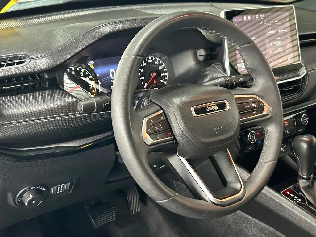 Used 2022 Granite Crystal Metallic Clearcoat Jeep Latitude image 19