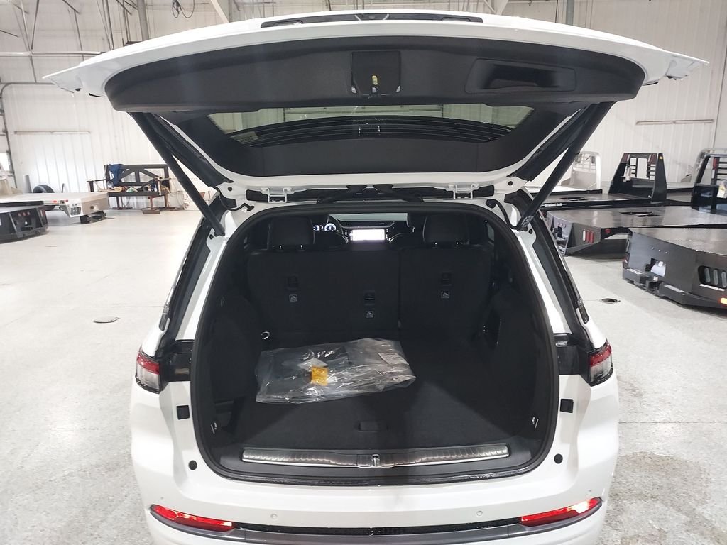 New 2026 Bright White Clear-Coat Exterior Paint Jeep Summit image 30