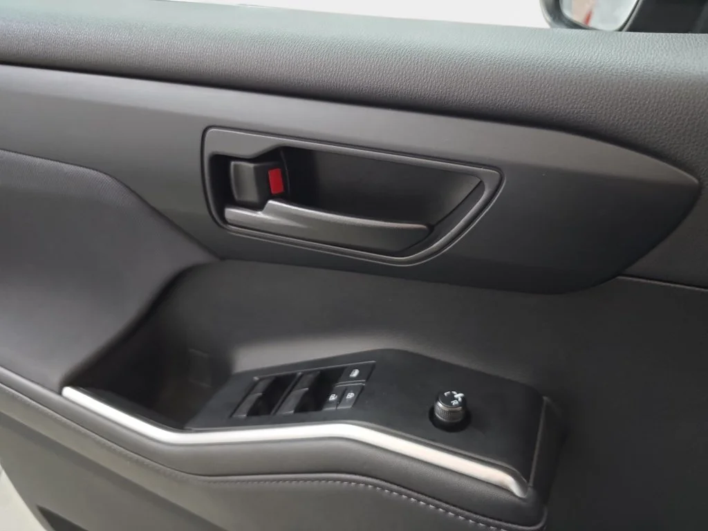 Used 2020  Toyota LE image 27