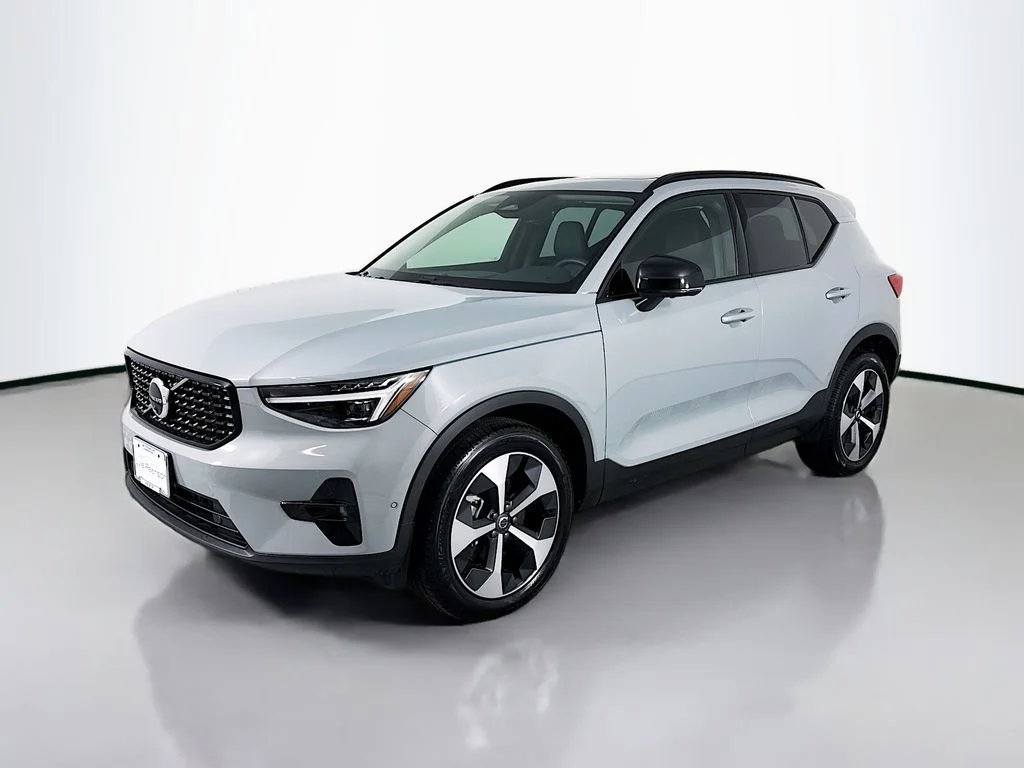2026 Volvo XC40 B5 Plus Dark AWD's photo