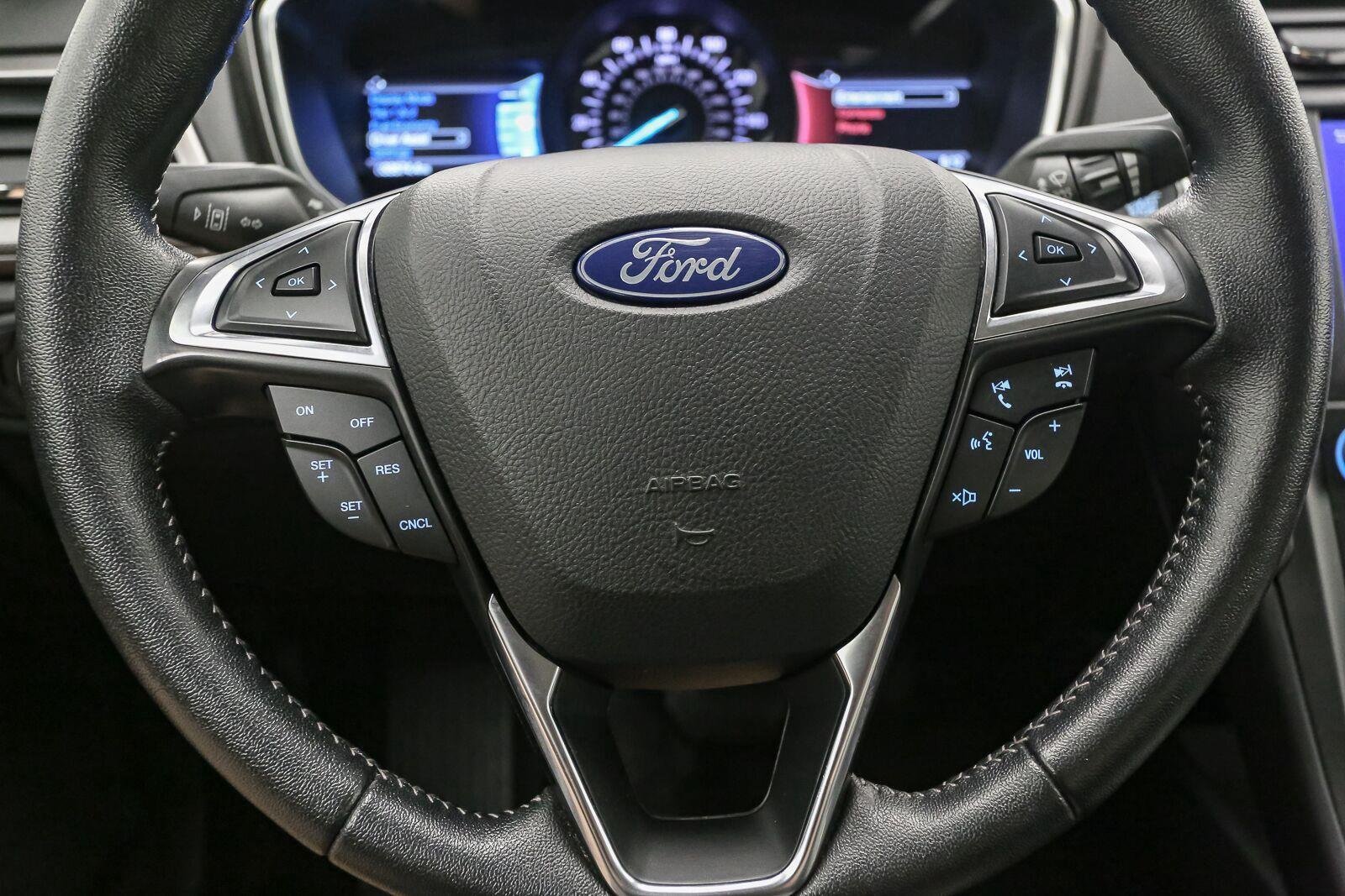 Used 2020 Iconic Silver Ford SE image 31