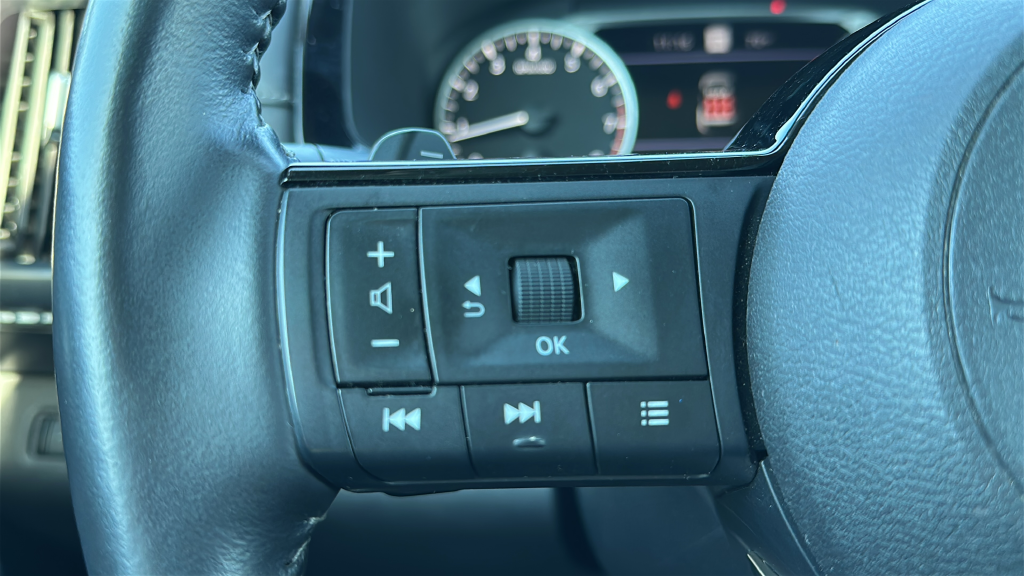 Used 2025 Super Black Nissan SL image 23