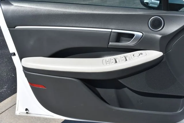 Used 2024 White Hyundai SEL image 9